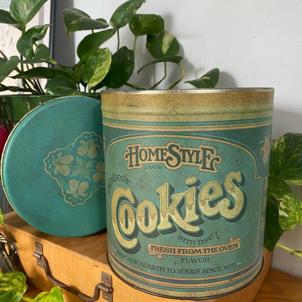 Vintage 1979 Cookie Tin - Picture 2 of 7